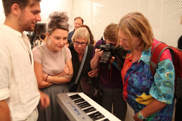 Besucher betrachten das Keyboard zum Bedienen des Smeller 2.0.